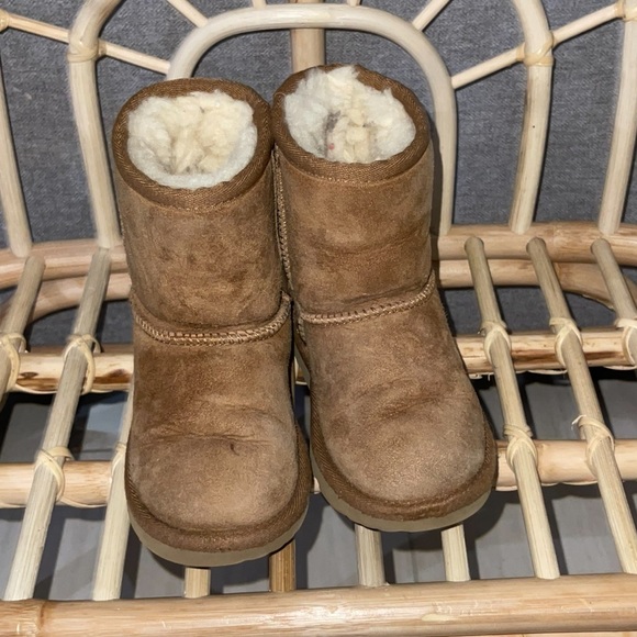 UGG toddler size 9 - Picture 1 of 3
